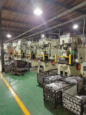 Substituição de filtro de combustível de excavadora de tractor L7663F vendida diretamente pela IES para instalação de automóveis